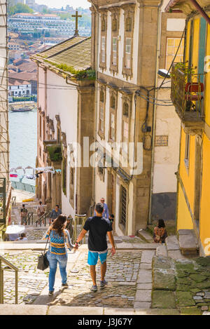 Porto Portugal Altstadt, Rückansicht eines jungen Paares, das die Altstadt hinter dem Ribeira Viertel im Zentrum von Porto, Porto, Portugal, erkundet Stockfoto