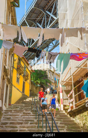 Porto Portugal Altstadt, Blick im Sommer von Touristen erkunden eine Gasse in der Altstadt Bereich hinter dem Ribeira Bereich im Zentrum von Porto, Portugal Stockfoto