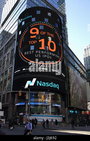 NASDAQ marketsite Gebäude mit elektronischer Plakatwand am 4 Times Square, New York, NY 10036, USA Stockfoto