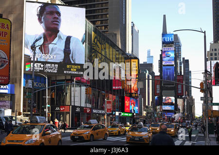 Morgen im Times Square New York City an der Seventh Avenue in West 44th Street nach Norden uptown Stockfoto