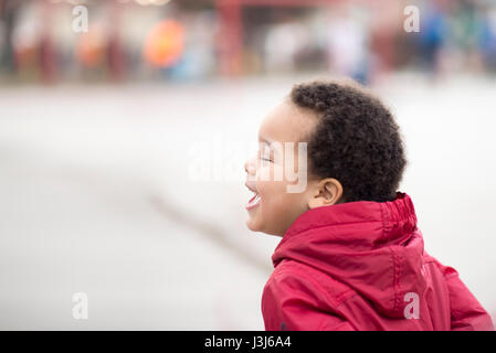 Portrait eines schönen Multi Rasse glücklich jungen lächelnd Stockfoto