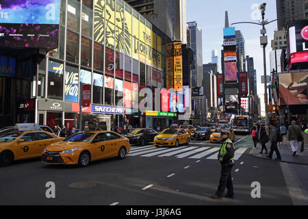 Morgen im Times Square New York City an der Seventh Avenue West 44th Street nach Norden uptown. Ein NYPD-Polizisten Uhren gelben Taxis ein Stockfoto