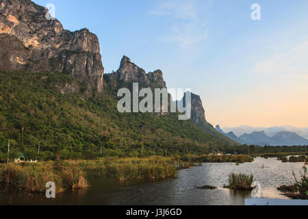 Hölzerne Brücke in Lotus See Sonnenuntergang pünktlich am Khao Sam Roi Yot National Park, Thailand Stockfoto