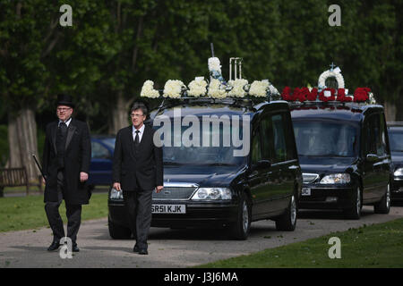 Ein Leichenwagen tragen den Sarg von Leslie Rhodes, gestorben in der Westminster-Angriff kommt im Nord Osten Surrey Krematorium in Morden vor seiner Beerdigung. Stockfoto