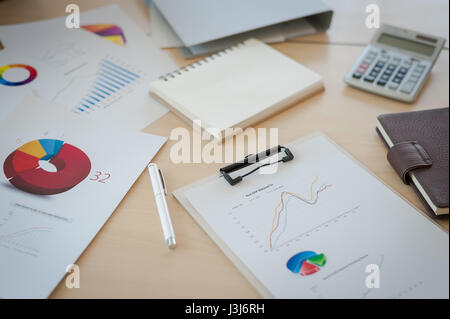 Geschäftsdokumente auf Tisch im Büro. die Analyse der Verwendung von Diagrammen und Charts. Stockfoto