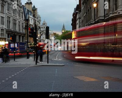 Lichtspuren von Autos und Busse am Trafalgar Square, London, UK. Nachtzeit - Big Ben im Hintergrund Stockfoto