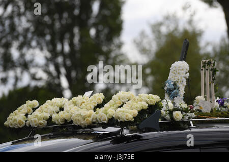 Floral Tribute auf einem Leichenwagen tragen den Sarg von Leslie Rhodes, gestorben in der Westminster-Angriff kommt im Nord Osten Surrey Krematorium in Morden vor seiner Beerdigung. Stockfoto