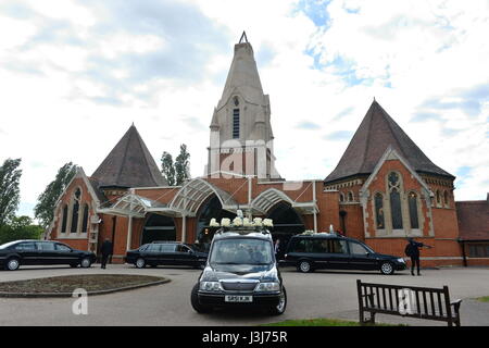 Ein Leichenwagen tragen den Sarg von Leslie Rhodes, gestorben in der Westminster-Angriff kommt im Nord Osten Surrey Krematorium in Morden vor seiner Beerdigung. Stockfoto
