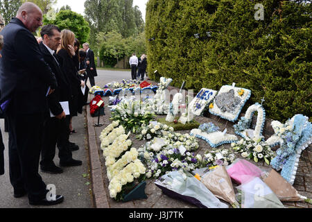 Floral Tribute außerhalb North East Surrey Krematorium im Anschluss an die Beerdigung von Leslie Rhodes, gestorben in der Westminster-Angriff Morden. Stockfoto