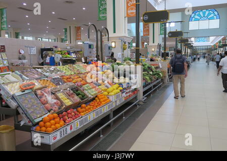 Viel frisches Obst bei der Markthalle in Sharjah, Dubai, Orangen, Grapefruits. Stockfoto