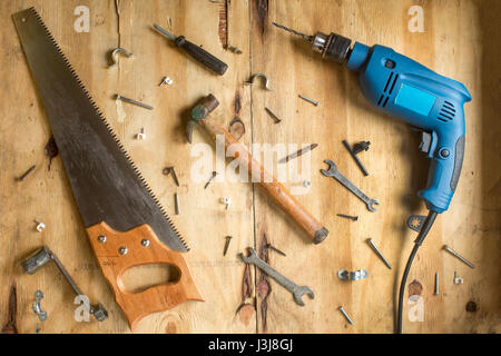 Hammer und Schrauben auf hölzernen Hintergrund Stockfoto