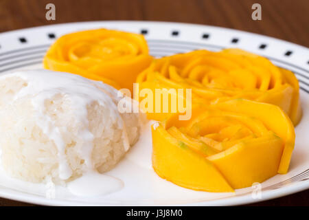 Mango mit Klebreis mit Kokosmilch auf Holztisch, Thai Dessert süß mischen Stockfoto