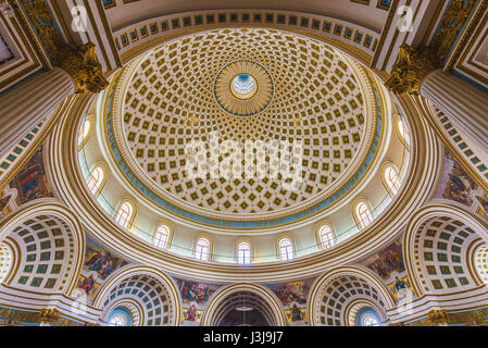 MOSTA, MALTA - 26. November 2016: Panorama Innenraum-Aufnahme von Mosta Dome am 26. November 2016 in Mosta auf Malta. Kirche der Mariä-kno Stockfoto