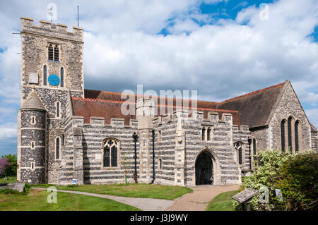 Die Wände der St. Helena Kirche Cliffe auf der Halbinsel Hoo in Kent bestehen aus wechselnden Bands von dreistöckiges und Flintstein Feuerstein. Stockfoto