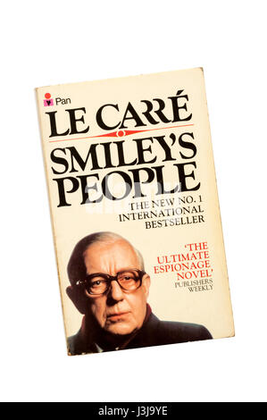 Taschenbuchausgabe von Smiley's People von John Le Carré (David Cornwell). Erstmals veröffentlicht im Jahr 1980. Cover zeigt Alec Guinness als George Smiley. Stockfoto