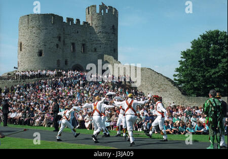 Morris Tänzerinnen bei Dudley Castle in Großbritannien Stockfoto