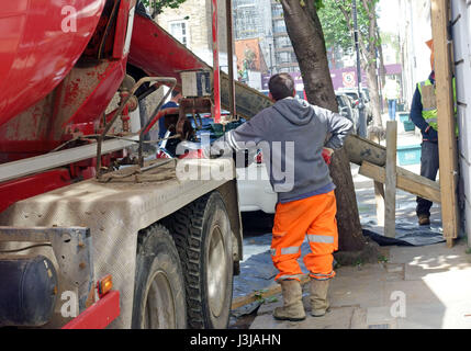 Fertige Mischung Beton an Keller Ausgrabung unter Haus in Barnsbury, Islington, London Stockfoto