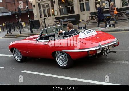 Klassiker der 1960er Jahre E-Type Jaguar "Taxi" in London street Stockfoto