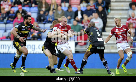 Wigan Warriors Liam Farrell(centre) von Salford Ben Murdoch-Masila (links) und Robert Lui (rechts) während der Betfred Super-League-Spiel bei der DW-Stadion, Wigan in Angriff genommen wird. Stockfoto