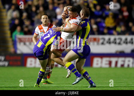 St Helens Morgan Knowles ist in Angriff genommen von Warrington Wolves' Morgan Smith (links) und George King (rechts), während die Betfred Super League match im Halliwell Jones Stadium, Warrington. Stockfoto