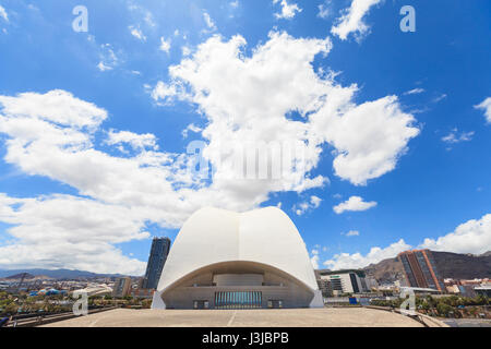 Santa Cruz De Tenerife, Spanien - 3. Mai 2012: Auditorio de Tenerife - futuristisch und inspiriert in organischen Formen, Aufbau von Santiago Calatra entworfen Stockfoto