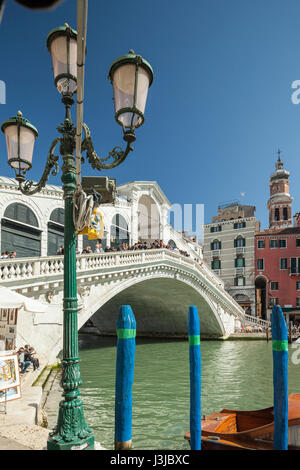 Frühling am Nachmittag an der Rialto Brücke in Venedig. Ein Blick vom Stadtteil San Polo. Stockfoto