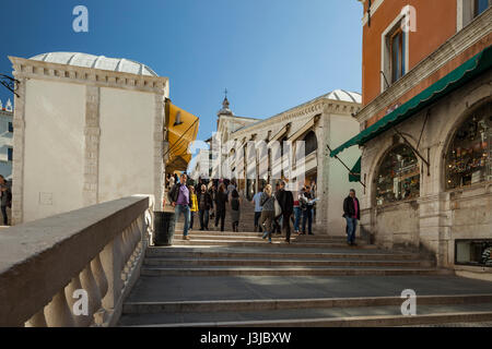 Frühling Aftenroon Schritte auf Rialto-Brücke in Venedig. Stockfoto