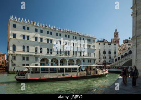 Vaporetto (Wasserbus) am Canal Grande in Venedig. Stockfoto