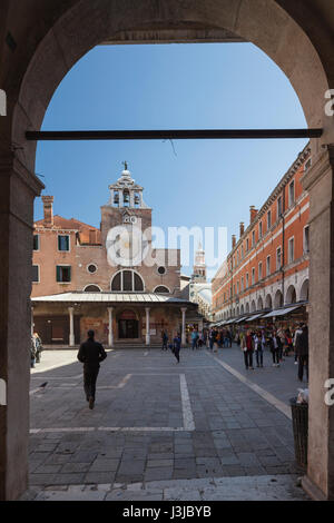 Campo San Giacomo di Rialto im Stadtteil San Polo in Venedig. Stockfoto