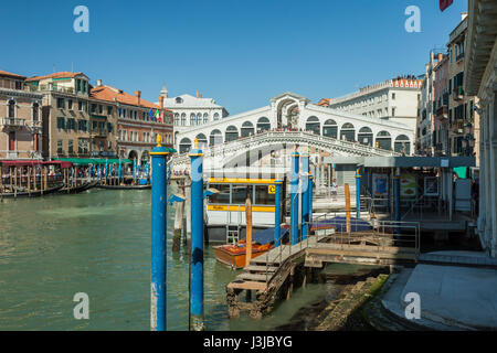 Frühling-Nachmittag am Canale Grande in Venedig. Rialto-Brücke in der Ferne. Stockfoto