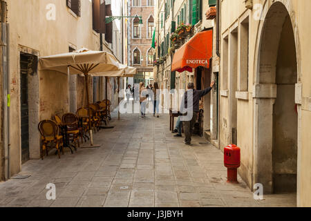 Schmale Straße im Stadtteil San Marco in Venedig. Stockfoto