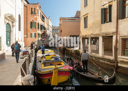 Ein Kanal im Stadtteil San Marco in Venedig. Stockfoto