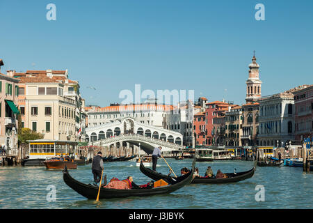 Gondeln auf dem Canal Grande in Venedig. Stockfoto