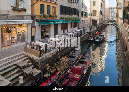 Gondeln auf einem Kanal in San Marco Viertel von Venedig. Stockfoto