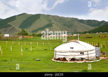 Ger-Camp auf einer großen Wiese in Ulaanbaatar, Mongolei Stockfoto