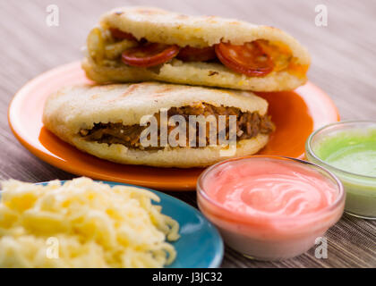 Traditionelle leckere Arepas, Hühnerfleisch Avocado und Cheddar-Käse und Hackfleisch. Stockfoto