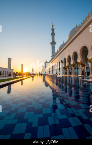 Vereinigte Arabische Emirate - der Untergang und reflektieren bei Sheikh Zayed Moschee in Abu Dhabi Stockfoto