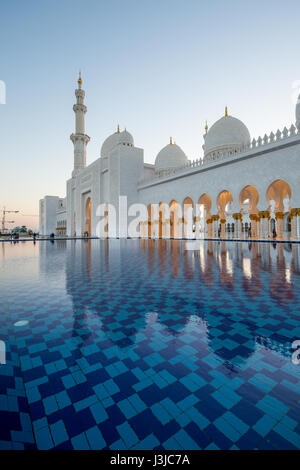 Vereinigte Arabische Emirate - Sheikh Zayed Moschee Licht durch Sonnenlicht reflektieren, Wasser in Abu Dhabi Stockfoto