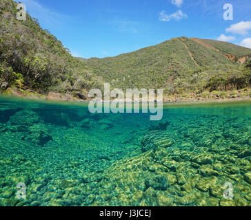 Flusslandschaft geteilte Ansicht über unter mit einem felsigen Flussbett unter Wasser, Dumbea, Grande-Terre, Neu-Kaledonien, Oceania Stockfoto