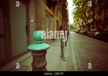 BARCELONA, Spanien - 8. August 2015: dekorative Masten entlang der Straße trennen Verkehr vom Bürgersteig Innenstadt Barcelonas. Stockfoto