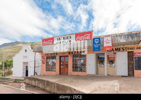 GENADENDAL, Südafrika - 27. März 2017: ein Supermarkt mit Geldautomaten und die unabhängige Reihenfolge der Guttempler-Halle in Genadendal, Stockfoto