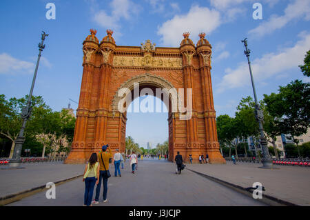 BARCELONA, Spanien - 8. August 2015: spektakuläre berühmte Bogen triumphiert in Barcelona an einem schönen sonnigen Tag. Stockfoto