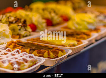 Brüssel, Belgien - 11. August 2015: berühmte belgische Waffeln mit Sahne, Beeren und Schokoladensauce angezeigt. Stockfoto