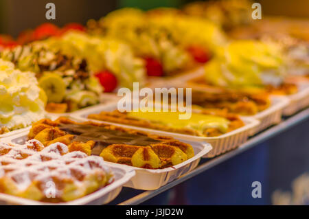 Brüssel, Belgien - 11. August 2015: berühmte belgische Waffeln mit Sahne, Beeren und Schokoladensauce angezeigt. Stockfoto