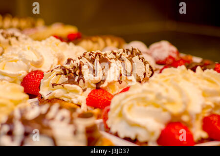 Brüssel, Belgien - 11. August 2015: berühmte belgische Waffeln mit Sahne, Beeren und Schokoladensauce angezeigt. Stockfoto