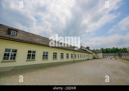 Dachau, Deutschland - 30. Juli 2015: Außenansicht lange Baracke Gebäudeteil des KZ-Installationen. Stockfoto