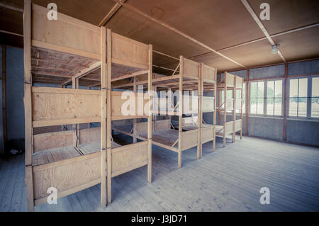 Dachau, Deutschland - 30. Juli 2015: im Schlafraum mit Etagenbetten aus Holz zeigt Gefangenen schrecklichen Lebensbedingungen. Stockfoto