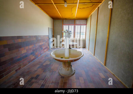 Dachau, Deutschland - 30. Juli 2015: im Waschraum mit großen runden Waschbecken für alle Gefangenen im Konzentrationslager zu verwenden. Stockfoto