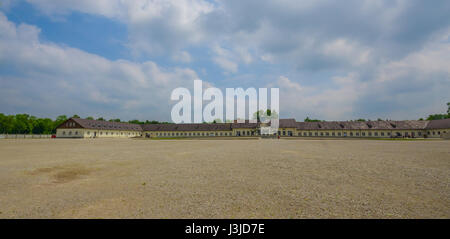 Dachau, Deutschland - 30. Juli 2015: Große offene Kies Quadrat in Konzentrationslager, Kasernen und Verwaltung Gebäude Sorrounding. Stockfoto