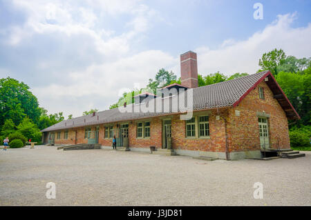 Dachau, Deutschland - 30. Juli 2015: Krematorium Gebäude im Konzentrationslager, Ziegelbau mit großen Schornstein vom Dach herausragt. Stockfoto